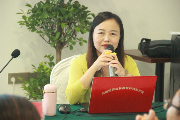 7月20日上午的授课专家是省教学发展中心中学政治教研员王永玉.